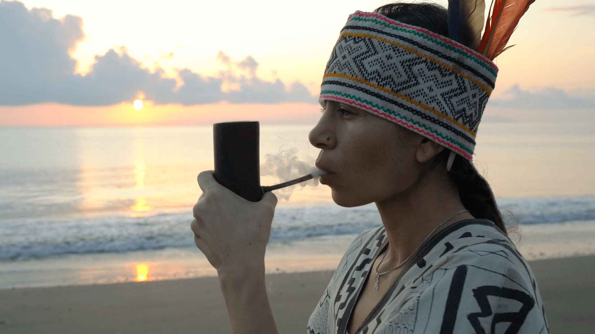 negar-curandera-tabaquera-mapacho-sunrise-templo-del-tigre Negar, Curandera Tabaquera blowing mapacho at sunrise on the beach in Costa Rica.