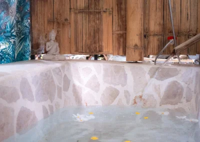 Marble bath with Buddha statue detail in Casita del Tigre.
