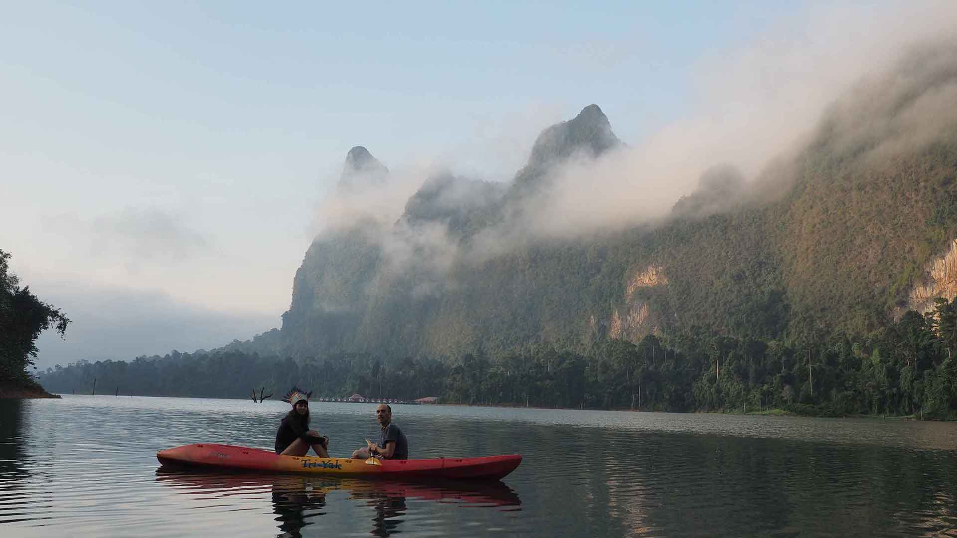 khao-sok-lake-dawn-meeting-sacred-healers-templo-del-tigre-origins Gwendal and Negar at dawn on the lake in Khao Sok National Park, Thailand — the sacred meeting that began the journey of Templo del Tigre.